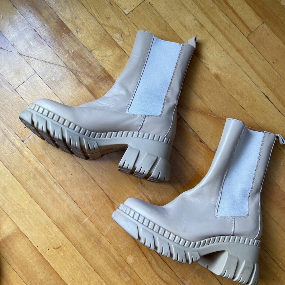 Ottervalle Beige Leather Lug Sole Chelsea Boots Made in Spain Size 37